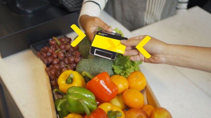 Poljoprivrednik plaća sveže povrće Visa karticom, koristeći bankarske kartice za poljoprivredna gazdinstva