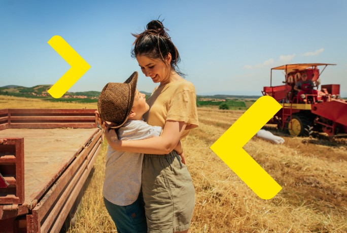 Zadovoljna porodica poljoprivrednika na njivi, uživa u budućnosti obezbedjenoj kreditima sa subvencijom Ministarstva poljoprivrede