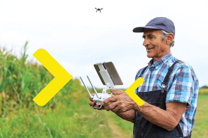 Krediti za poljoprivrednike omogućavaju nabavku moderne mehanizacije poput drona koji poljoprivrednik koristi na njivi.