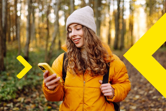 Dvoje ljudi koristi onlajn iRačun Raiffeisen banke i uživaju u svim njegovim pogodnostima