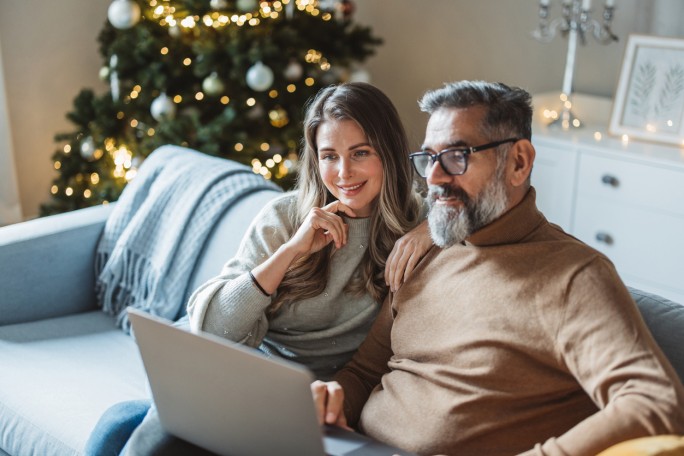 Par sedi na sofi i na laptopu gleda preduslove za 3D Secure