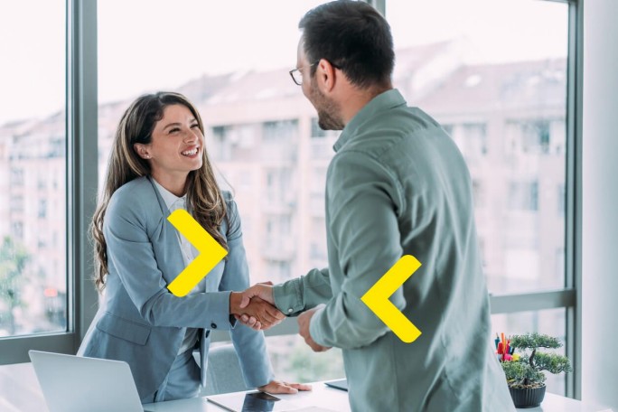 Klijent i bankarka nakon uspešnog sastanka sa temom Garancije