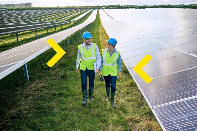 Dvoje ljudi prikuplja informacije za ESG upitnik