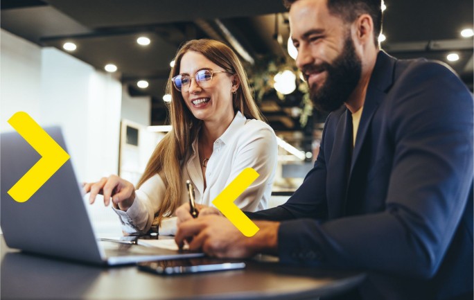 Poslovni ljudi na sastanku potpisuju dokumentaciju za faktoring usluge