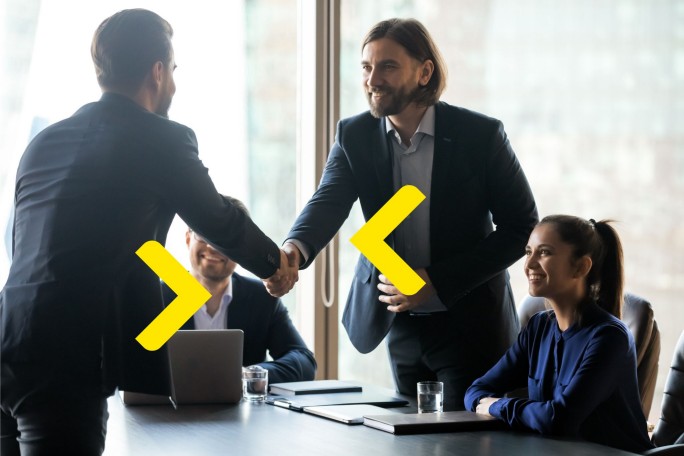 Klijenti i bankar na sastanku za informisanje o dobavljačkom faktoringu