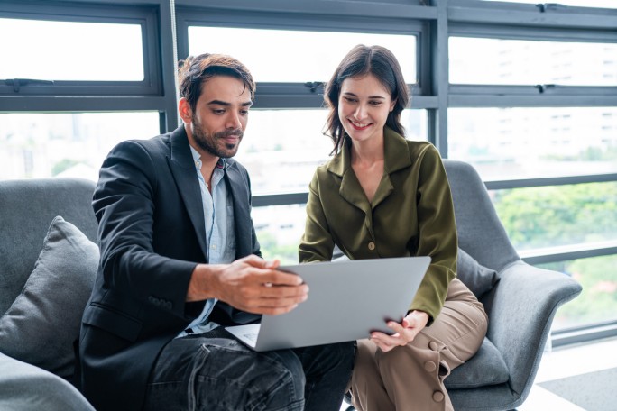 Bankarski službenici objašnjavaju klijentu fleksibilnost eskontne menice