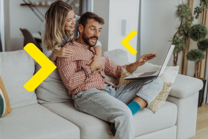 Par u svom domu preko računara vrši pregled finansijskih transakcija i online uvid u stanje svih računa