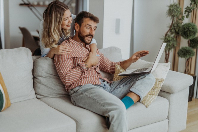 Par u svom domu se informise preko laptopa o Raiffeisen elektronskom bankarstvu