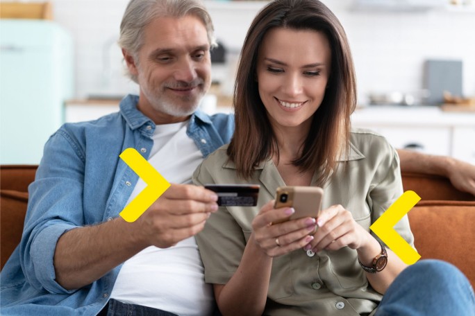 Nasmejani par koristi pametni telefon i platnu karticu za bezbednu e-commerce kupovinu iz udobnosti doma