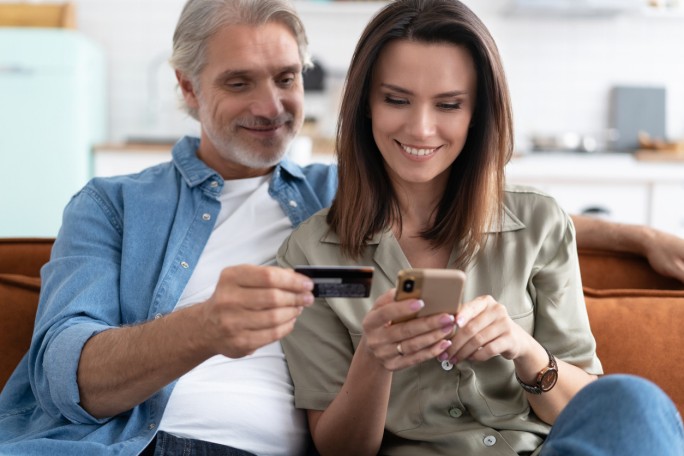 Par iz svoje kuće preko telefona koristi usluge E-commerce