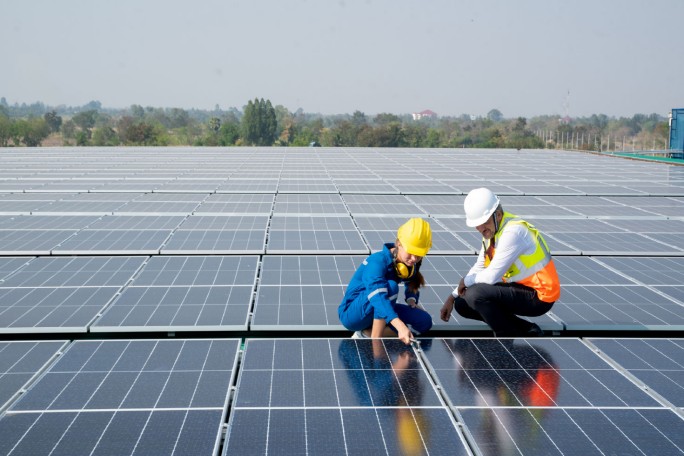  Inženjeri proveravaju instalaciju solarnih panela na krovu, kupljenih putem povoljnog kredita za solarne panele i energetsku efikasnost