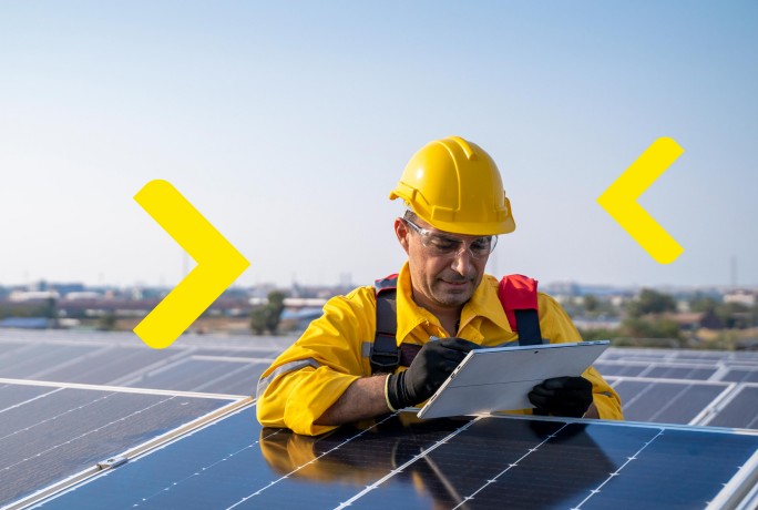 Tehničar na solarnoj farmi popunjava dokumentaciju o kreditima za privredu za solarne panele.