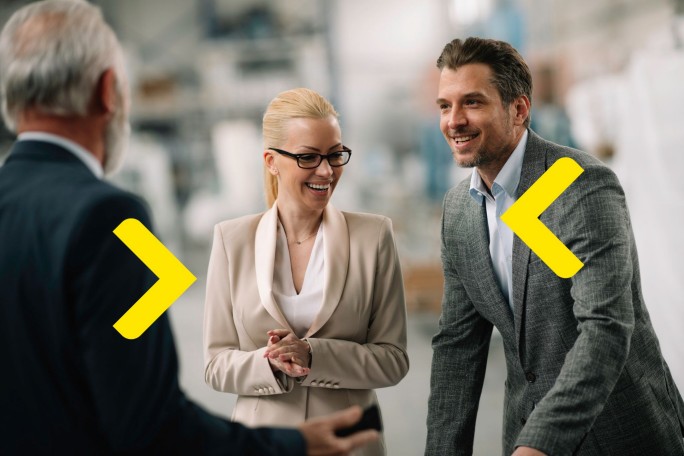 Nasmejani preduzetnici sa bankarskim savetnikom dogovaraju efikasnije rešenje za domaći i međunarodni platni promet