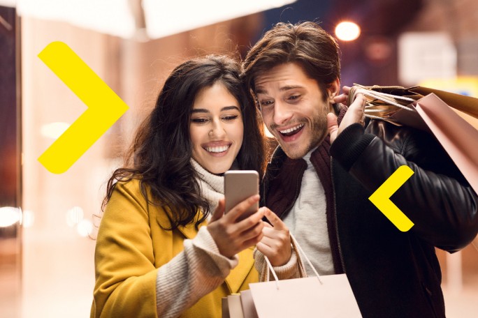 Dvoje ljudi preko telefona koristi digitalne usluge Raiffeisen banke