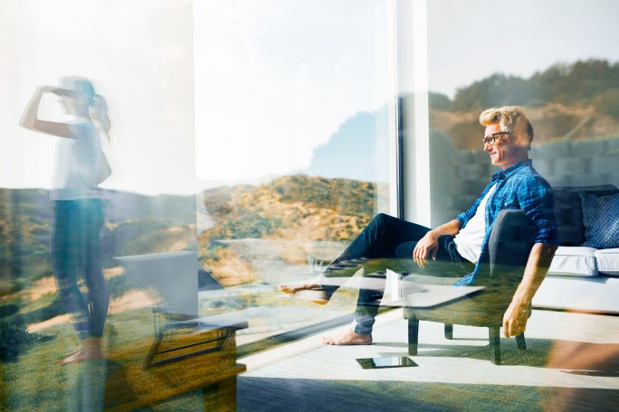 Nasmejani par u modernom domu planira sigurnu budućnost uz stručno finansijsko planiranje i pametne investicije