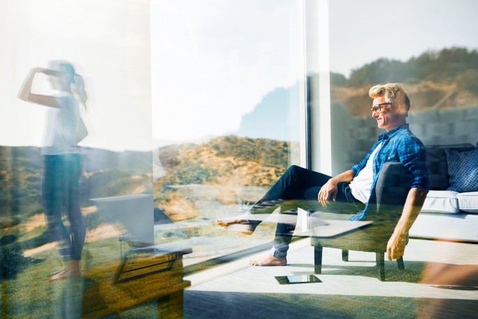 Nasmejani par u modernom domu planira sigurnu budućnost uz stručno finansijsko planiranje i pametne investicije