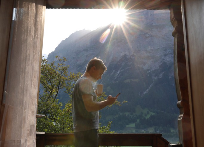 Bezbrižan početak dana na odmoru uz proveru stanja na računima i pametno planiranje ličnih finansija putem mobilne aplikacije