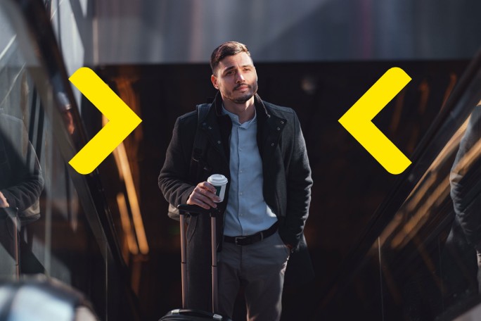 Premium klijent sa koferom na aerodromu koristi ekskluzivne bankarske pogodnosti i povoljne kredite za putovanja