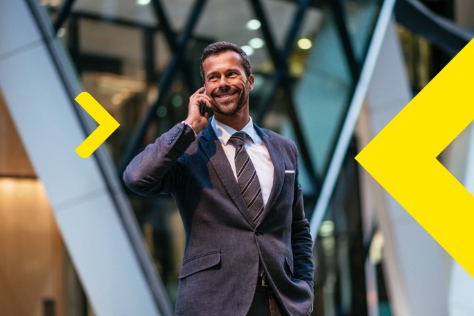 Zadovoljan korisnik premium paketa računa koristi prednosti prioritetne usluge i personalizovanog finansijskog savetovanja