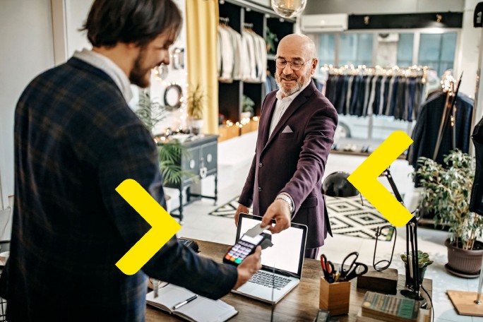 Klijent koristi premium karticu za beskontaktno plaćanje u luksuznom butiku odeće uz personalizovanu uslugu