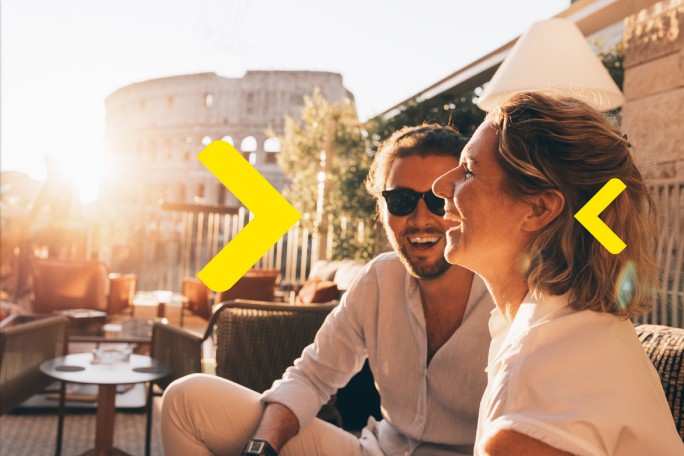 Mladi par uživa u putovanju zahvaljujući uspešnom planiranju ličnih finansija i namenskoj štednji za putovanja