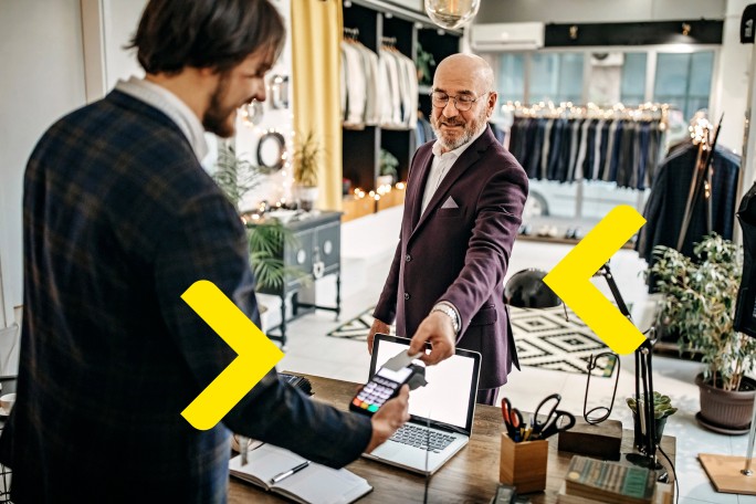 Klijent koristi premium karticu za beskontaktno plaćanje u luksuznom butiku odeće uz personalizovanu uslugu