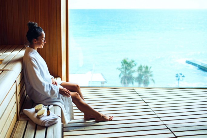 Opuštanje u spa centru pored okeana kao rezultat dugoročnog ulaganja i štednog plana za putovanja i uživanje