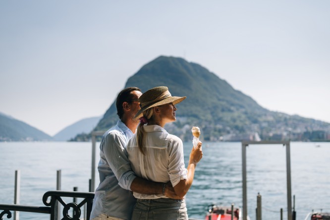 Par uživa u odmoru na jezeru uz laku kontrolu troškova putem dinarskog i deviznog računa za sigurna plaćanja