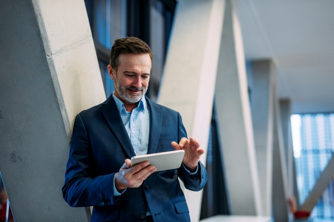 Mušarac preko digitalnog uredjaja pregleda usluge Raiffeisen banke