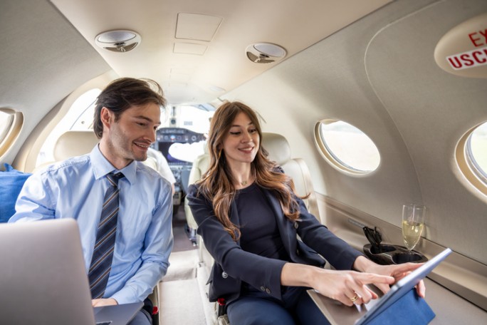 Klijenti privatnog bankarstva uživaju u ekskluzivnim finansijskim savetima i upravljanju bogatstvom tokom leta privatnim avionom