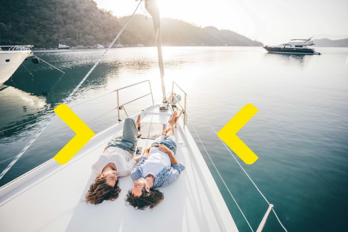 Mladi par uživa u odmoru na jahti, oslanjajući se na ekskluzivne usluge privatnog bankarstva za bezbrižno upravljanje svojim bogatstvom