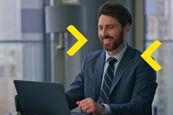 Mladi čovek gleda kako izgleda ponuda Raiffeisen banke za štednju i investiranje