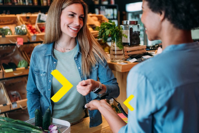 Žena plaća namirnice Garmin satom beskontaktno u prodavnici