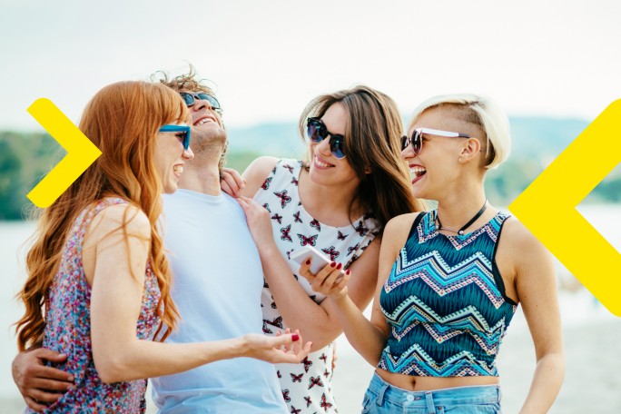 Grupa prijatelja  uživa u proizvodima i uslugama koje nudi Raiffeisen banka