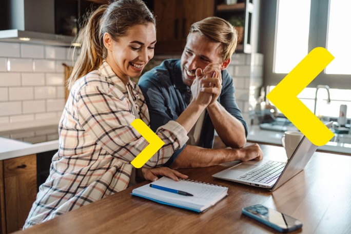 Dvoje ljudi na laptopu koristi usluge elektronskog bankarstva Raiffeisen banke