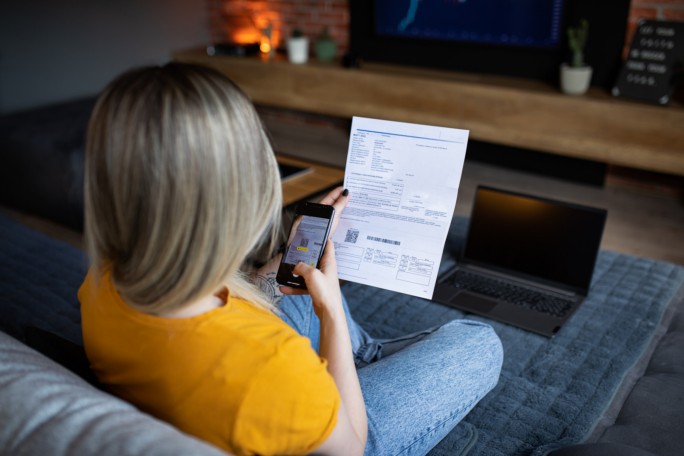 Žena plaća račun preko IPS QR koda online