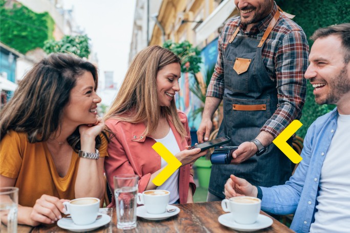 Preko aplikacije Raipay grupa ljudi plaća račun mobilnim telefonom 