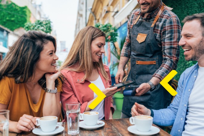 Preko aplikacije Raipay grupa ljudi plaća račun mobilnim telefonom 