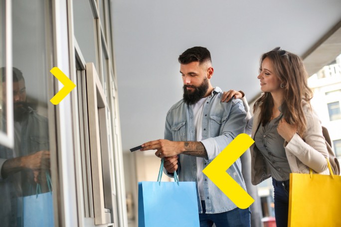 Čovek koristi višenamenski bankomat Raiffeisen banke