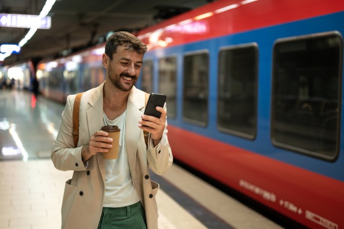 Čovek koristi aplikaciju Raiffeisen banke za mobilno bankarstvo