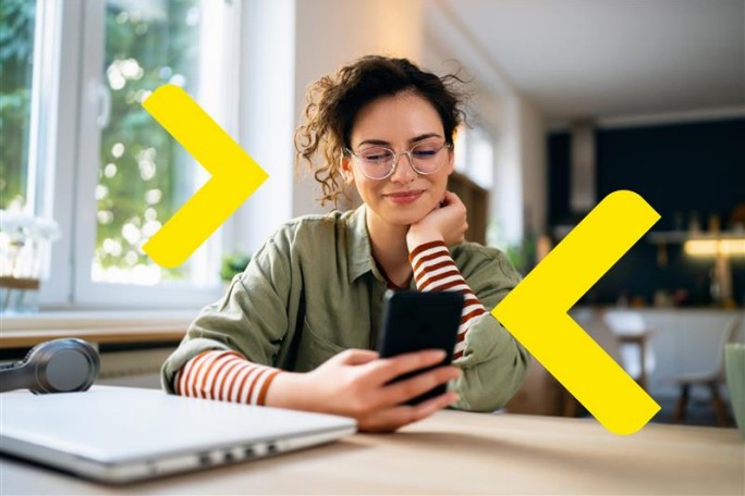 Devojka na telefonu podnosi zahtev za karticu Raiffeisen banke