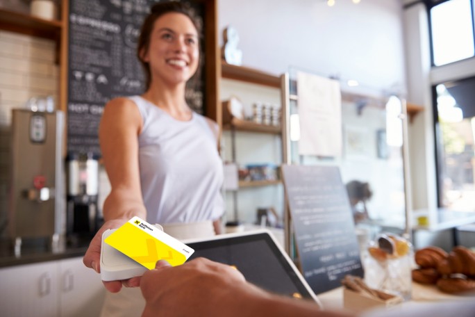 Žena izvršava plaćanje na rate uz pomoć Visa kreditne kartice