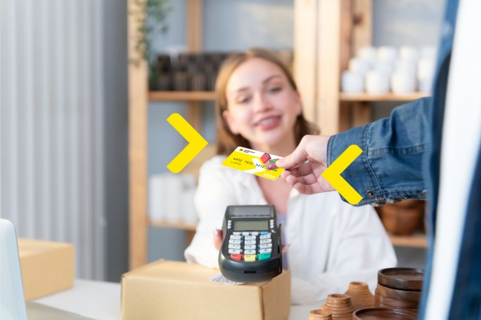 Čovek izvršava plaćanje Visa poklon karticom 