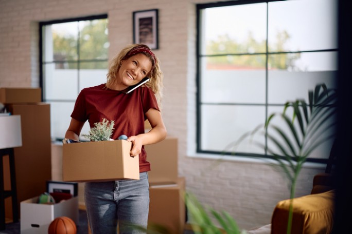 Mlada devojka planira uređenje enterijera novog stana kupljenog putem stambenog kredita