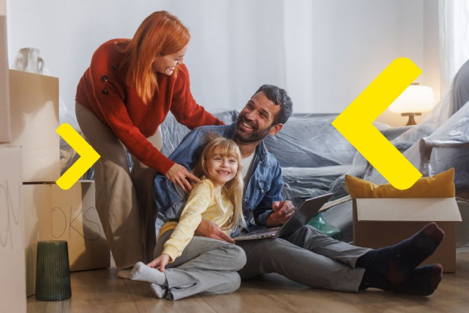 Srećna porodica iz svog doma popunjava apliciranje za online keš kredit Raiffeisen banke