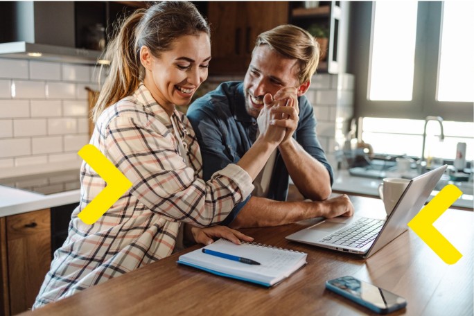 Mladi par uspešno iz svog doma aplicira za online kredit za refinansiranje duga