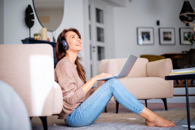 Devojka iz svog stana refinansira kreditne obaveze 