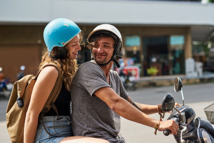 Par sa zaštitnim kacigama na skuteru koji su kupili uz pomoć kredita za skuter Raiffeisen banke