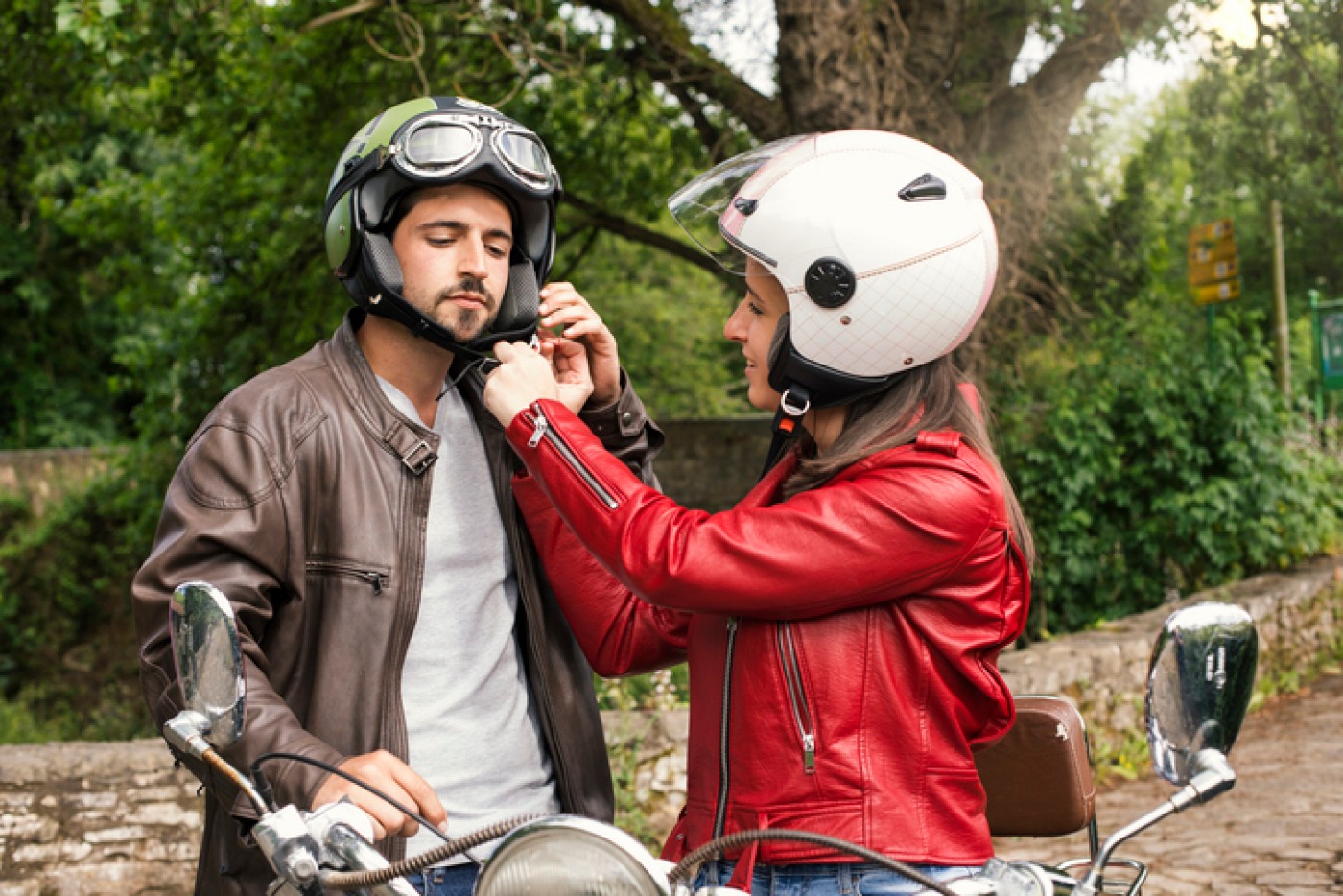 Mladi par na motoru namešta kacigu i uživa u pogodnostima Raiffeisen auto - moto kredita