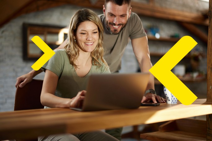 Mladi par aplicira za Web kredit Raiffeisen banke